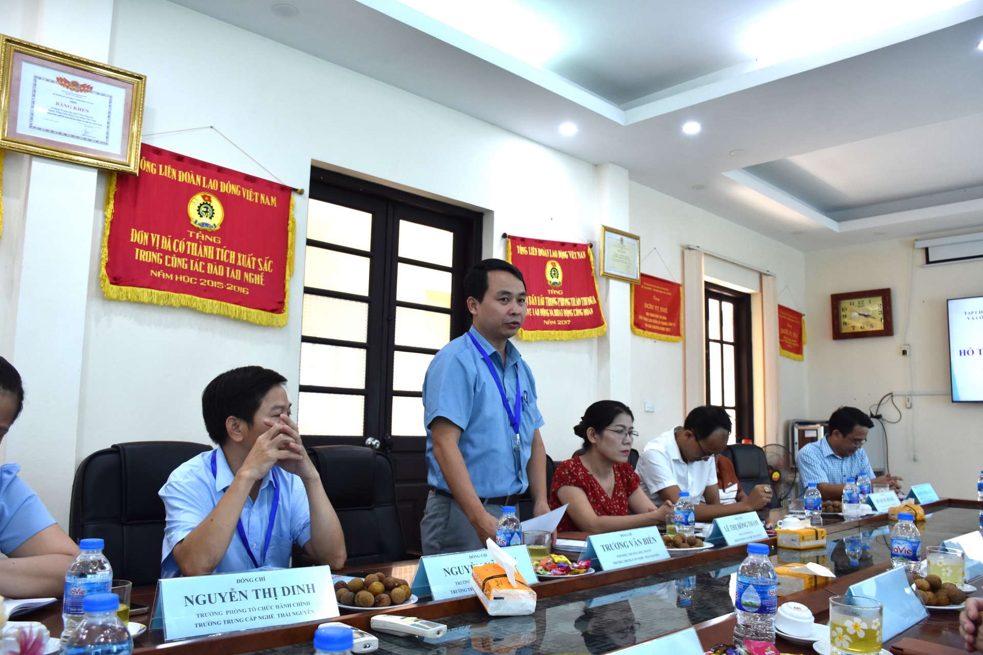 Trao tặng máy tính bảng cho Trường Trung cấp nghề Thái Nguyên