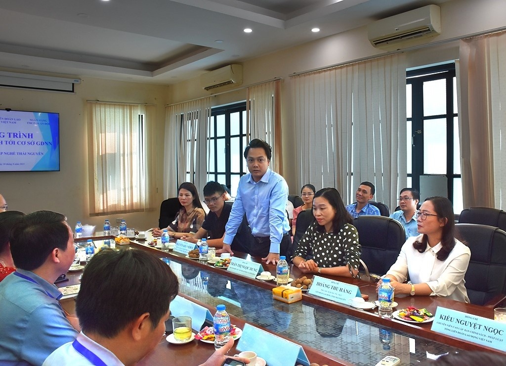 Trao tặng máy tính bảng cho Trường Trung cấp nghề Thái Nguyên