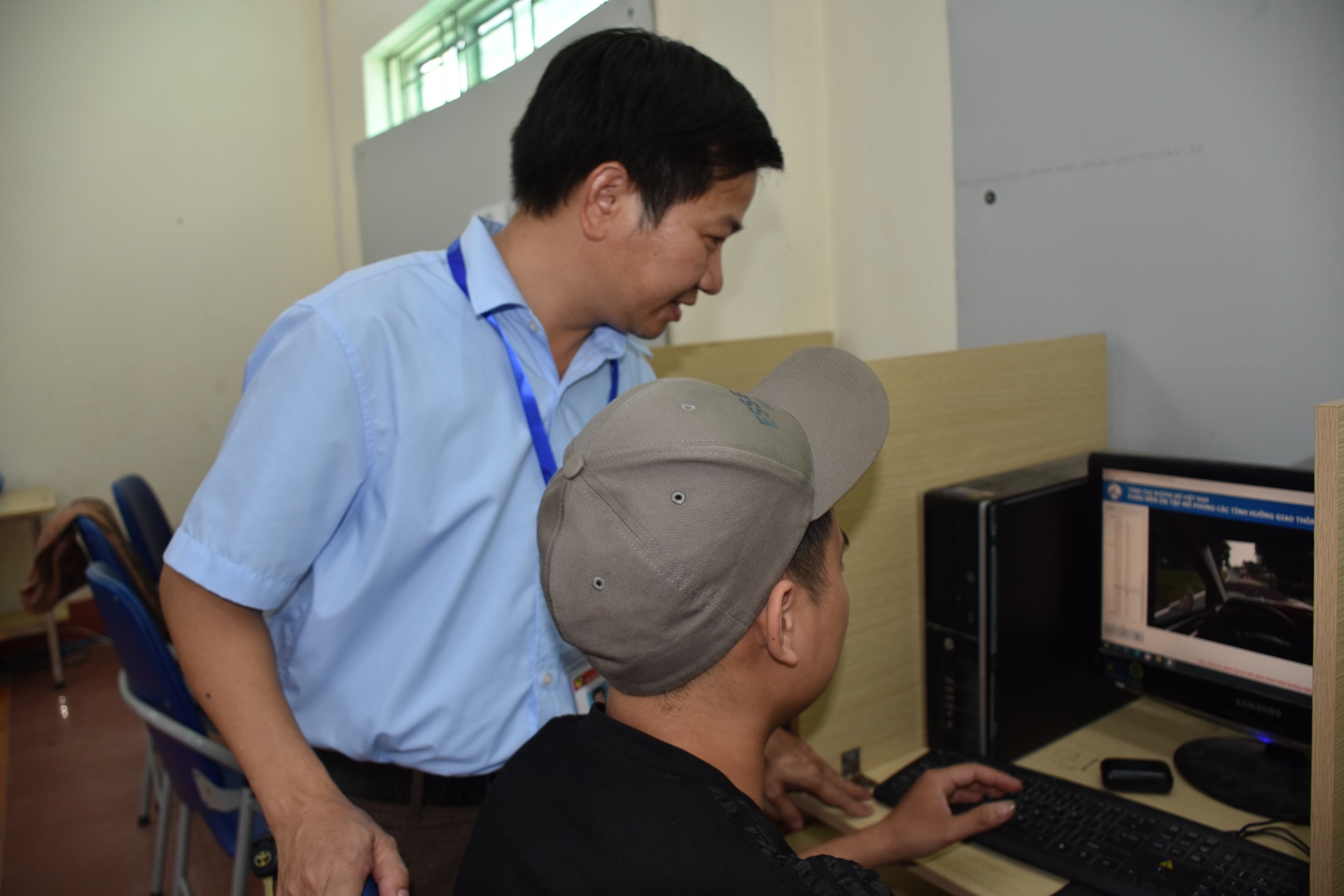 Trao tặng máy tính bảng cho Trường Trung cấp nghề Thái Nguyên