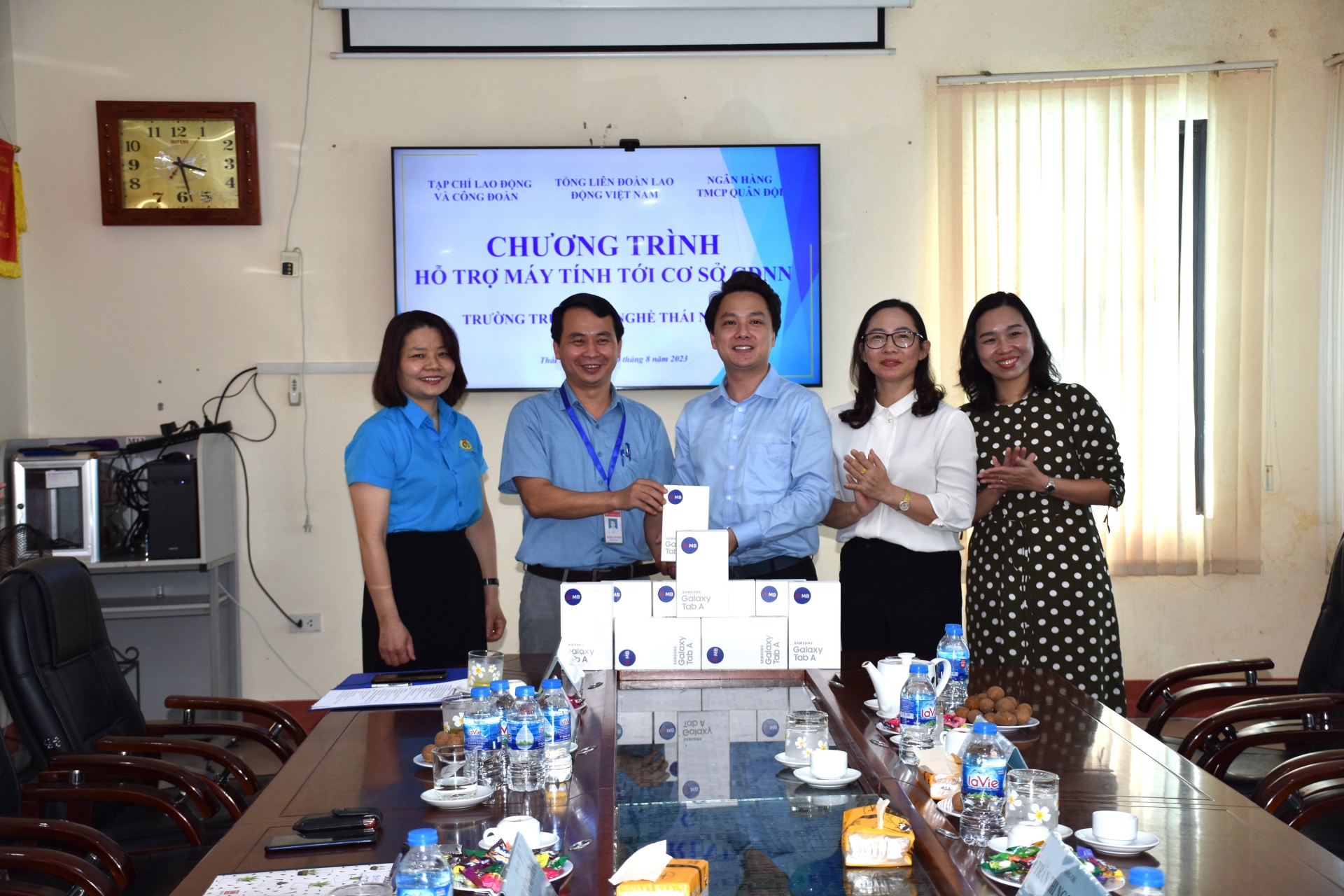 Trao tặng máy tính bảng cho Trường Trung cấp nghề Thái Nguyên