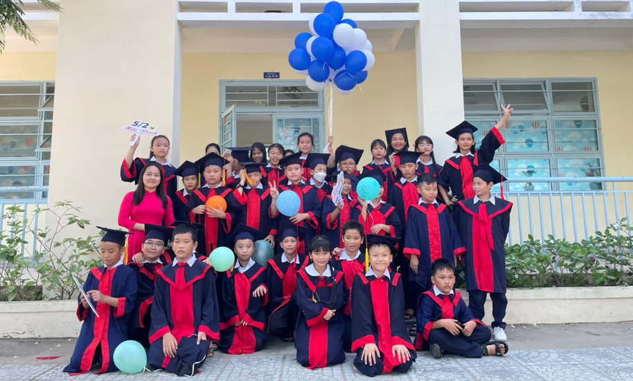 Một giáo viên dạy giỏi, năng động và nhiệt huyết Một giáo viên dạy giỏi, năng động và nhiệt huyết