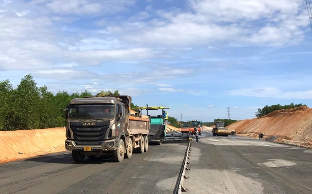 Ngày lễ, công nhân vẫn miệt mài làm việc trên các công trình xây dựng Ngày lễ, công nhân vẫn miệt mài làm việc trên các công trình xây dựng