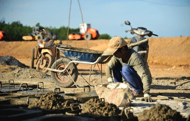 Ngày lễ, công nhân vẫn miệt mài làm việc trên các công trình xây dựng Ngày lễ, công nhân vẫn miệt mài làm việc trên các công trình xây dựng