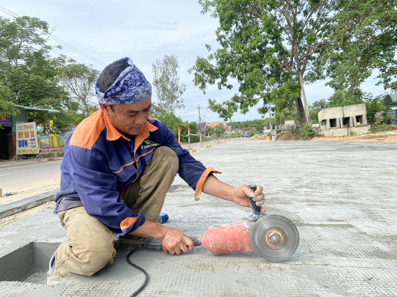 Ngày lễ, công nhân vẫn miệt mài làm việc trên các công trình xây dựng Ngày lễ, công nhân vẫn miệt mài làm việc trên các công trình xây dựng