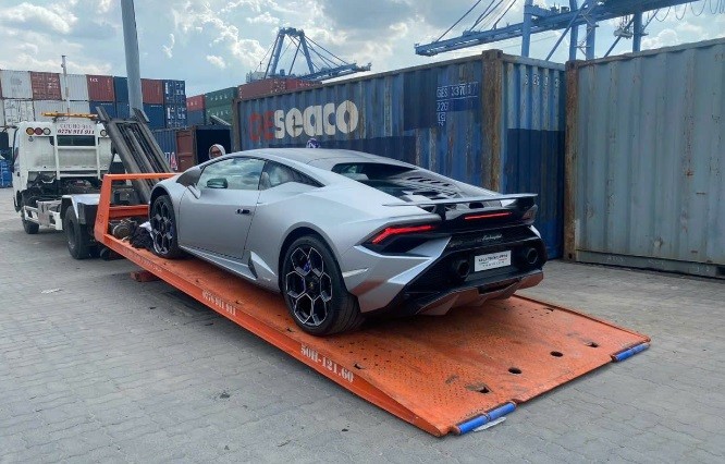 Lamborghini Huracan Tecnica  vừa về sở hữu màu sơn Grigio Nimbus hiếm có.