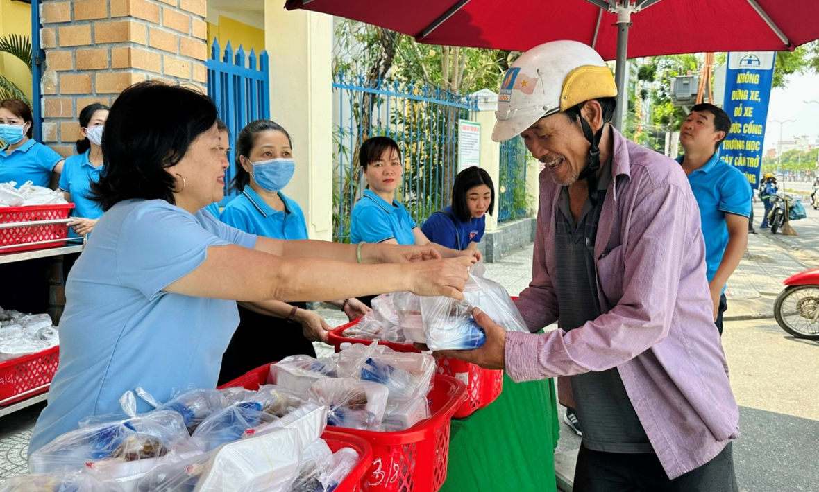 Người “truyền lửa” bằng cả trái tim Người “truyền lửa” bằng cả trái tim