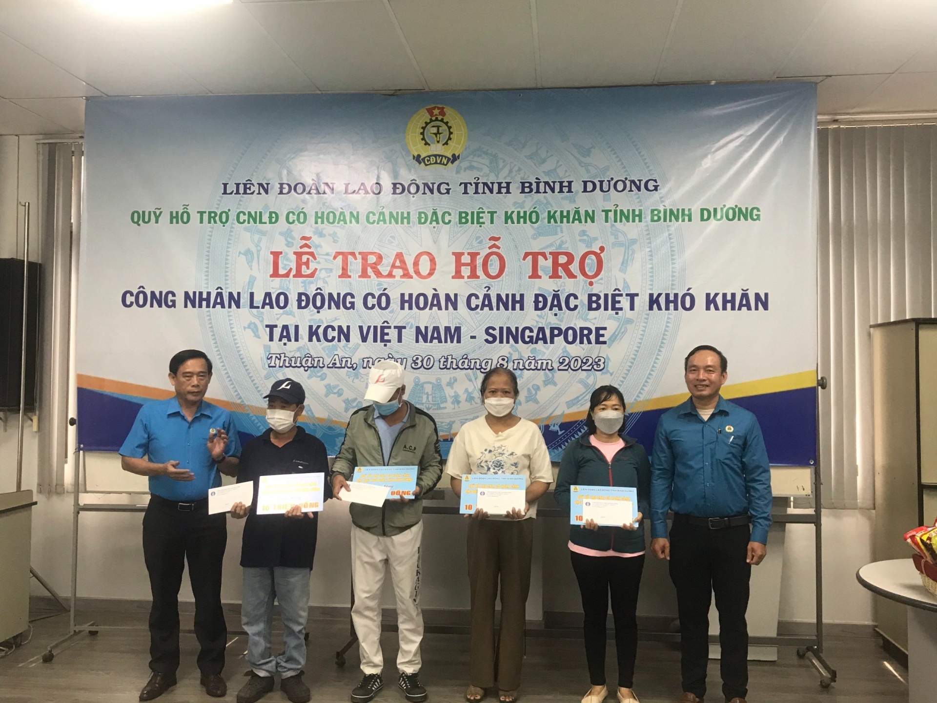 Công đoàn Bình Dương quan tâm, giúp đỡ, sẻ chia với công nhân khó khăn Công đoàn Bình Dương quan tâm, giúp đỡ, sẻ chia với công nhân khó khăn