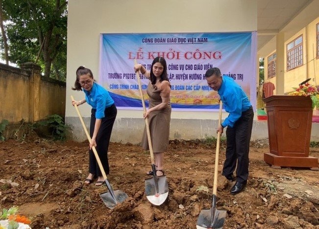 Công đoàn Quảng Trị: Đồng sức xây dựng phòng ở công vụ cho giáo viên vùng khó Công đoàn Quảng Trị: Đồng sức xây dựng phòng ở công vụ cho giáo viên vùng khó
