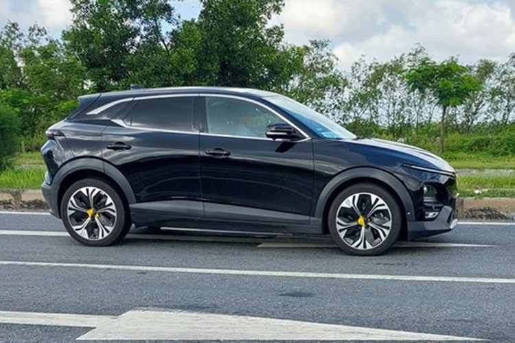 VinFast VF6 bản thương mại lăn bánh trên đường phố Việt Nam