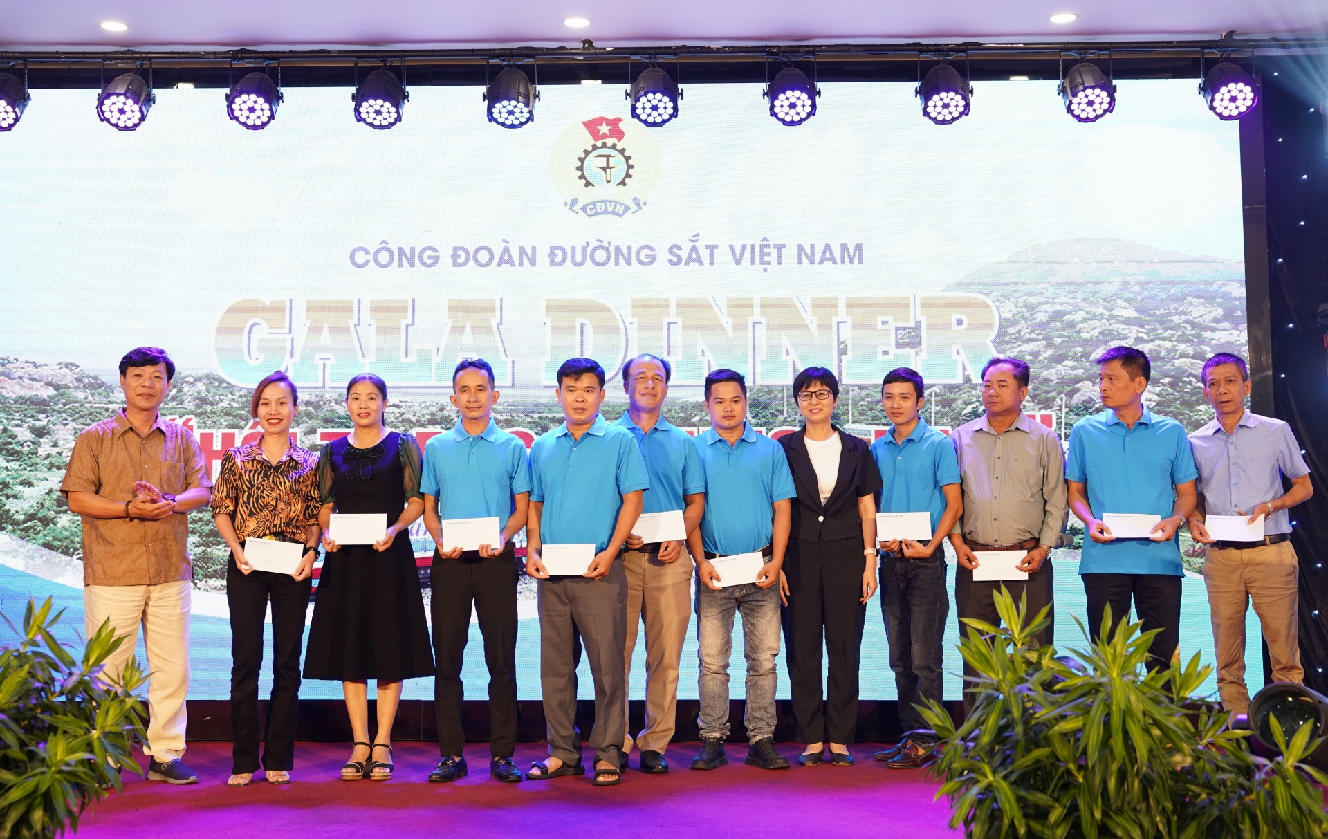 Vui vẻ, thân tình chương trình nghỉ dưỡng, biểu dương của Công đoàn Đường sắt Việt Nam Vui vẻ, thân tình chương trình nghỉ dưỡng, biểu dương của Công đoàn Đường sắt Việt Nam