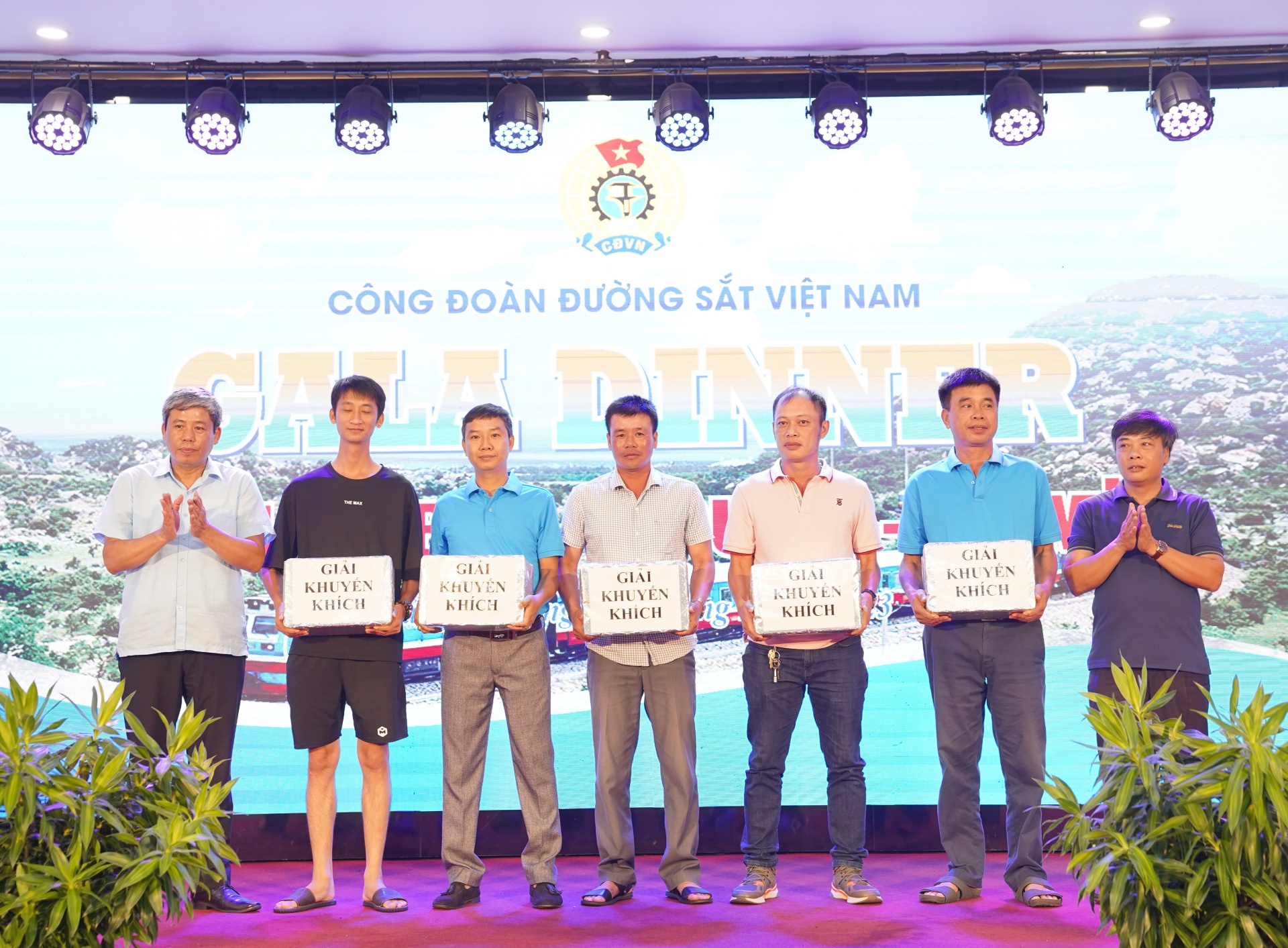 Vui vẻ, thân tình chương trình nghỉ dưỡng, biểu dương của Công đoàn Đường sắt Việt Nam Vui vẻ, thân tình chương trình nghỉ dưỡng, biểu dương của Công đoàn Đường sắt Việt Nam