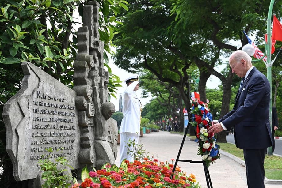 Anh chàng vét than hồ Trúc Bạch và ngài Thượng nghị sĩ, cựu phi công Hoa Kỳ Anh chàng vét than hồ Trúc Bạch và ngài Thượng nghị sĩ, cựu phi công Hoa Kỳ