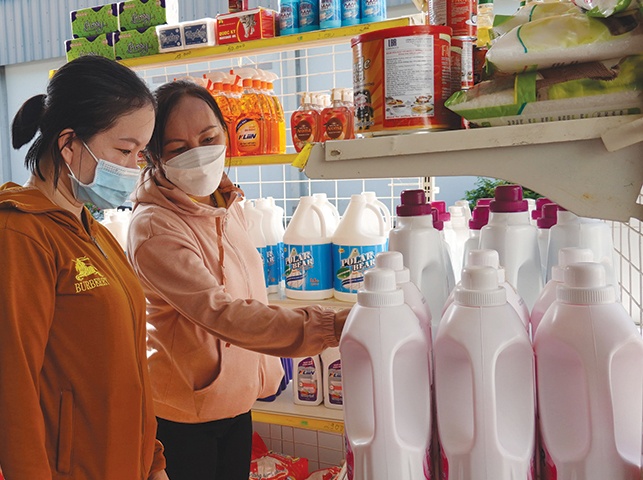 Công nhân thắt chặt chi tiêu, mong sớm có việc làm ổn định