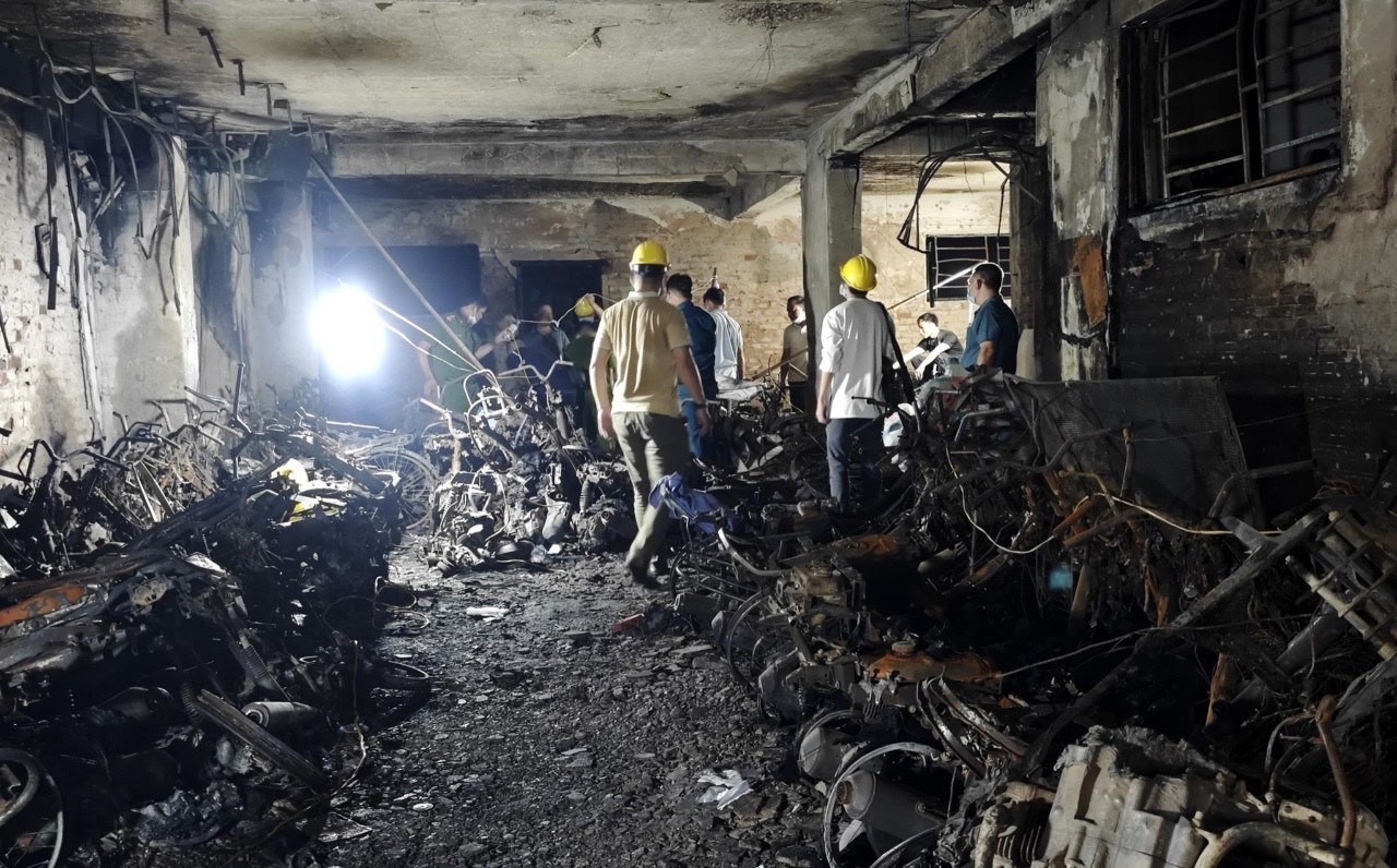 Xe điện bốc cháy khi sạc, nguyên nhân và cách phòng tránh Xe điện bốc cháy khi sạc, nguyên nhân và cách phòng tránh