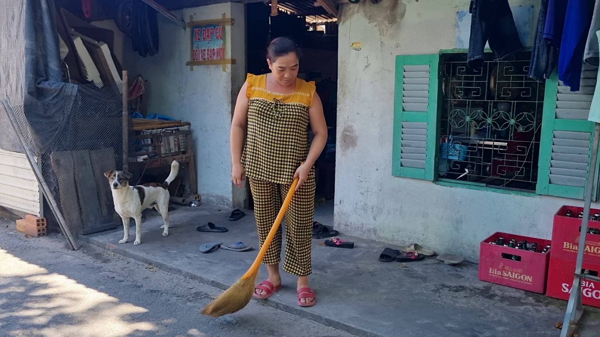 Công nhân thắt chặt chi tiêu, mong sớm có việc làm ổn định