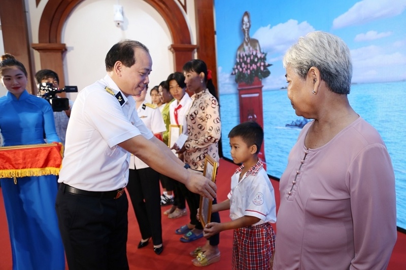 Tổng Công ty Tân Cảng Sài Gòn: Nhận đỡ đầu con ngư dân tại Tiền Giang, Bến Tre Tổng Công ty Tân Cảng Sài Gòn: Nhận đỡ đầu con ngư dân tại Tiền Giang, Bến Tre