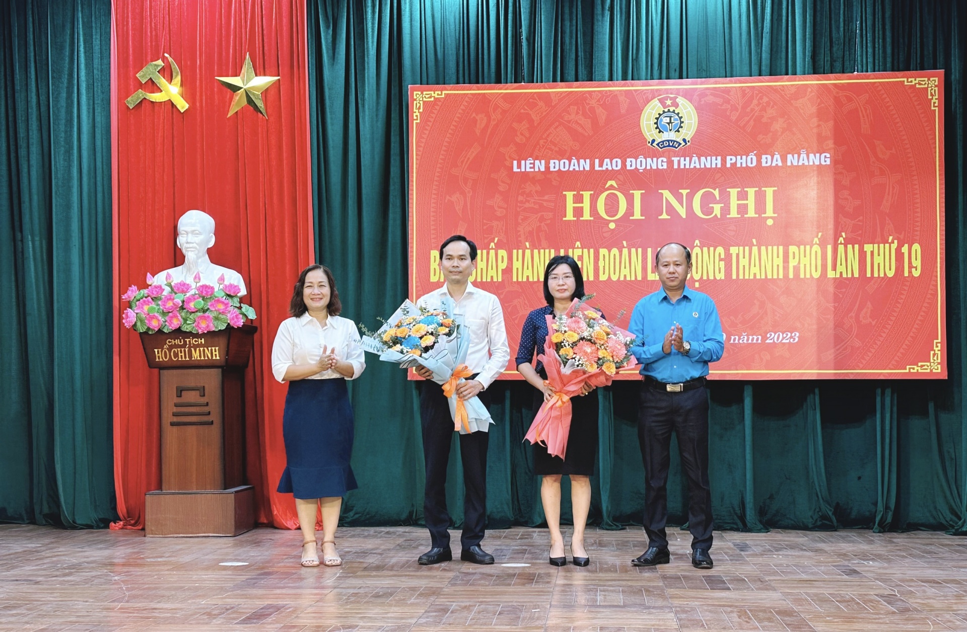 Ban Chấp hành LĐLĐ khóa XVI thống nhất bầu đồng chí Phan Thị Thúy Linh (thứ 2 từ phải sang) giữ chức Chủ tịch LĐLĐ thành phố, nhiệm kỳ 2018 – 2023. Ảnh: PHAN NGUYÊN Ban Chấp hành LĐLĐ khóa XVI thống nhất bầu đồng chí Phan Thị Thúy Linh (thứ 2 từ phải sang) giữ chức Chủ tịch LĐLĐ thành phố, nhiệm kỳ 2018 – 2023. Ảnh: PHAN NGUYÊN