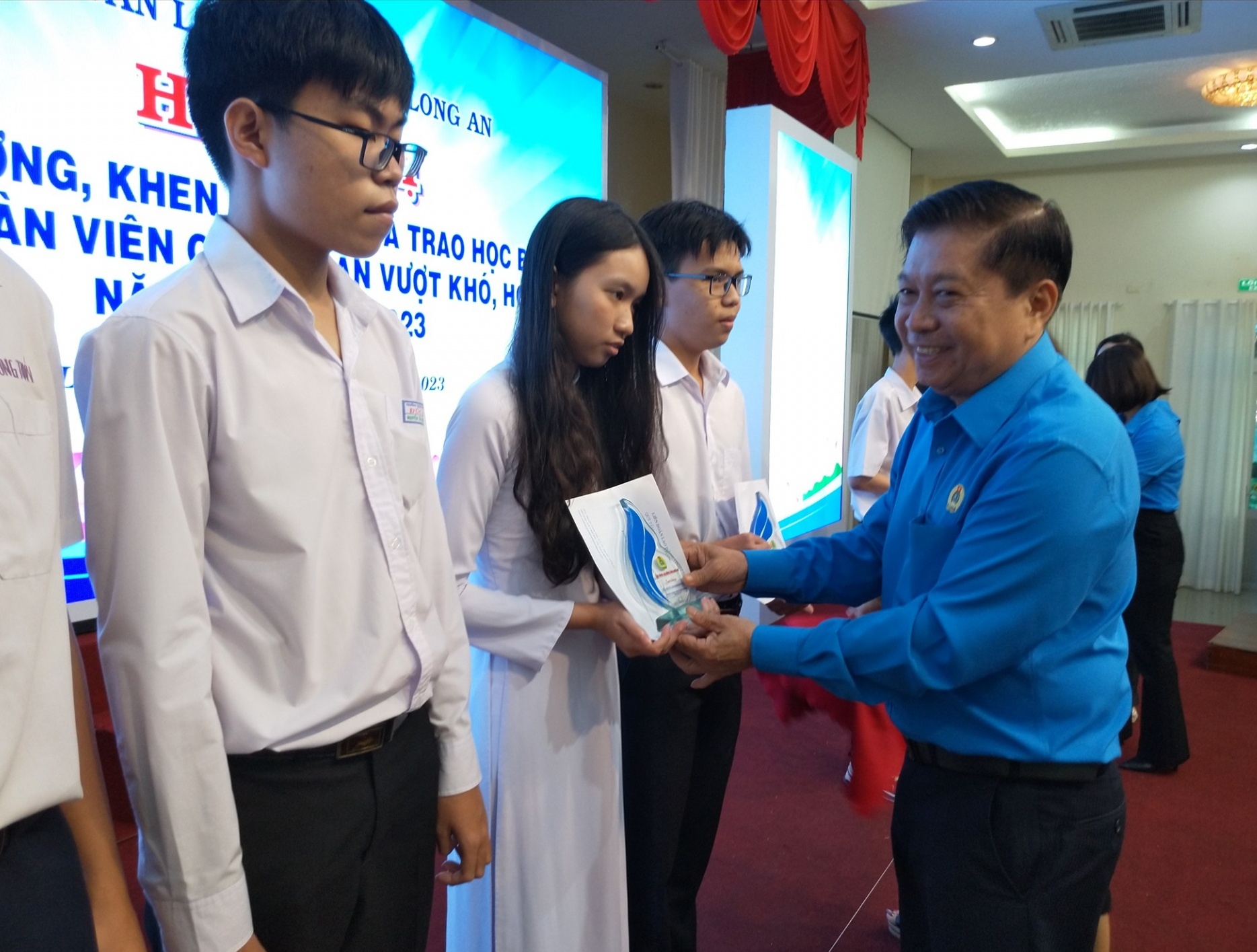 LĐLĐ tỉnh Long An trao học bổng khuyến học, khích lệ con đoàn viên, NLĐ vượt khó