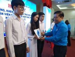 LĐLĐ tỉnh Long An trao học bổng khuyến học, khích lệ con đoàn viên, NLĐ vượt khó