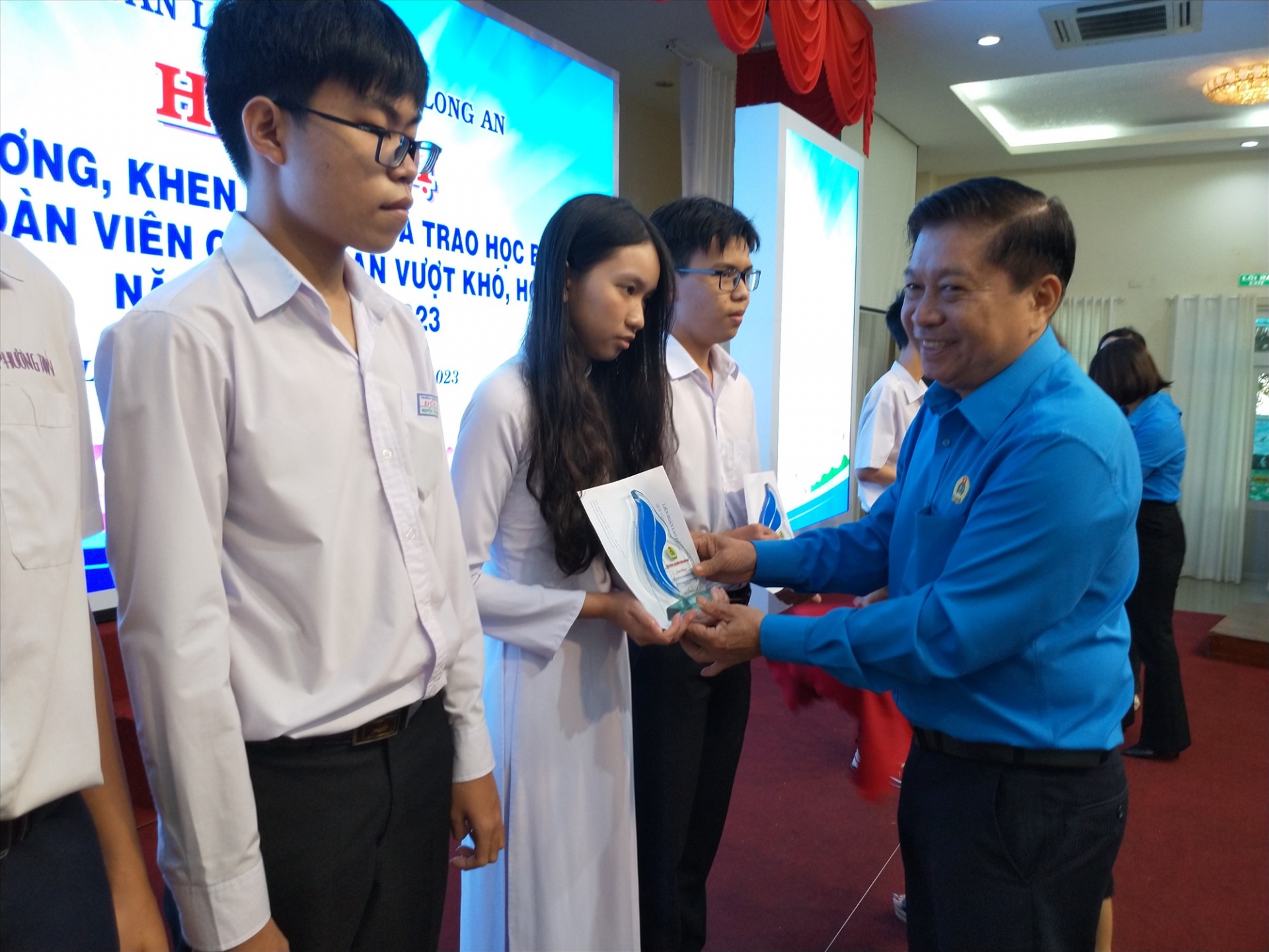 LĐLĐ tỉnh Long An trao học bổng khuyến học, khích lệ con đoàn viên, NLĐ vượt khó LĐLĐ tỉnh Long An trao học bổng khuyến học, khích lệ con đoàn viên, NLĐ vượt khó