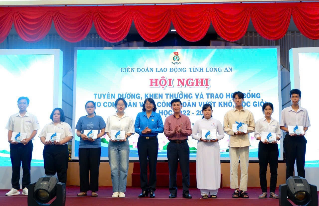 LĐLĐ tỉnh Long An trao học bổng khuyến học, khích lệ con đoàn viên, NLĐ vượt khó LĐLĐ tỉnh Long An trao học bổng khuyến học, khích lệ con đoàn viên, NLĐ vượt khó