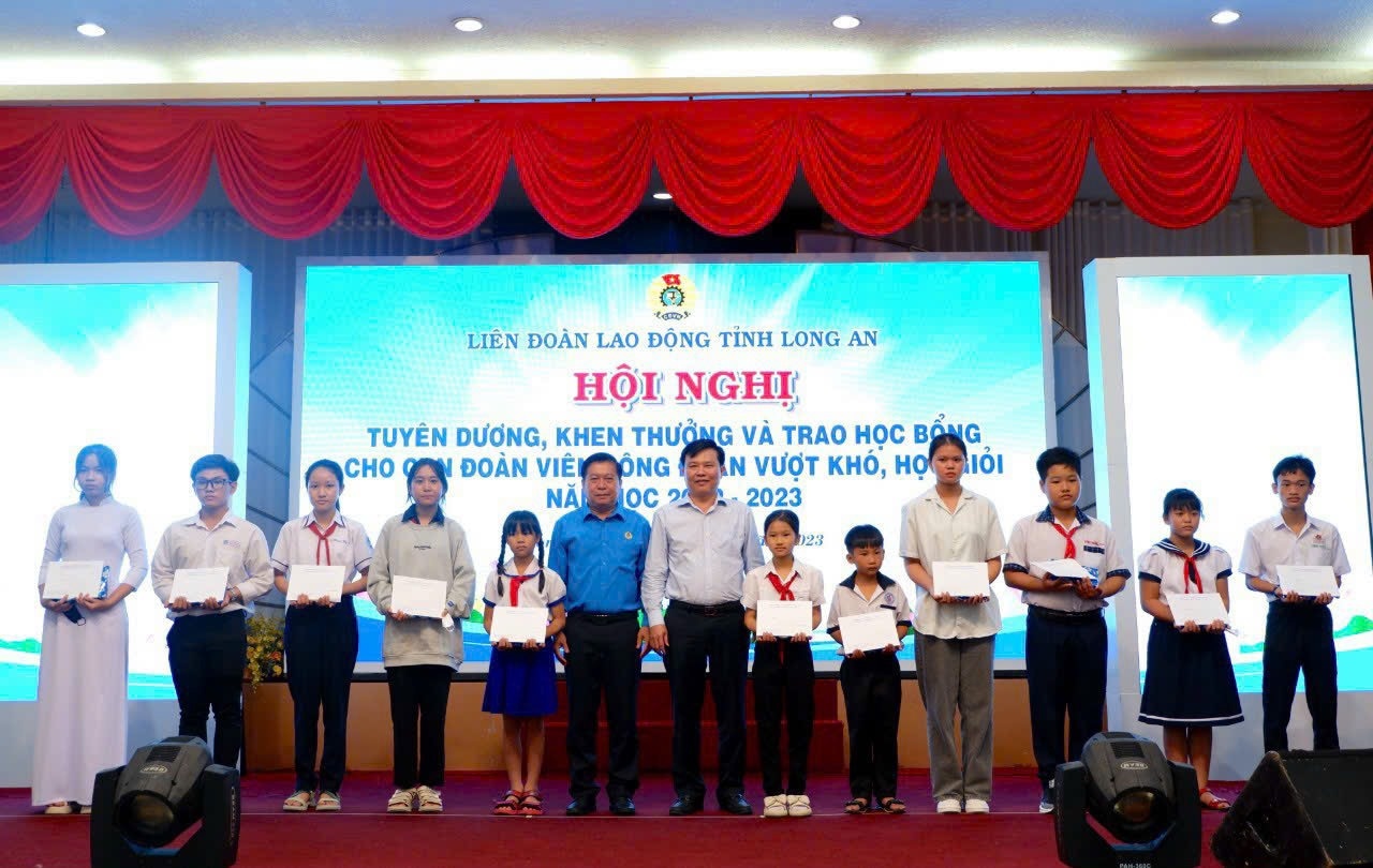 LĐLĐ tỉnh Long An trao học bổng khuyến học, khích lệ con đoàn viên, NLĐ vượt khó LĐLĐ tỉnh Long An trao học bổng khuyến học, khích lệ con đoàn viên, NLĐ vượt khó