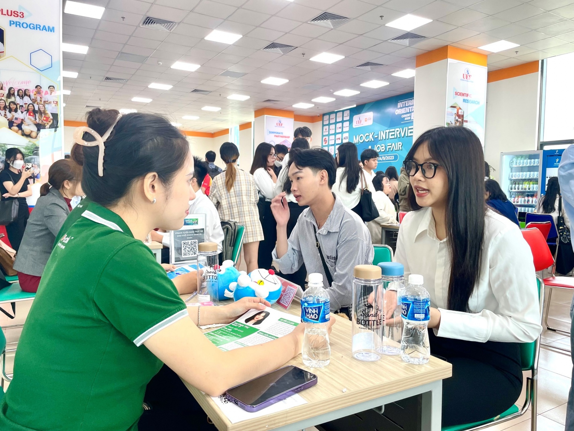 VPBank tuyển dụng chuyên viên bán hàng trực tiếp và bán hàng qua điện thoại