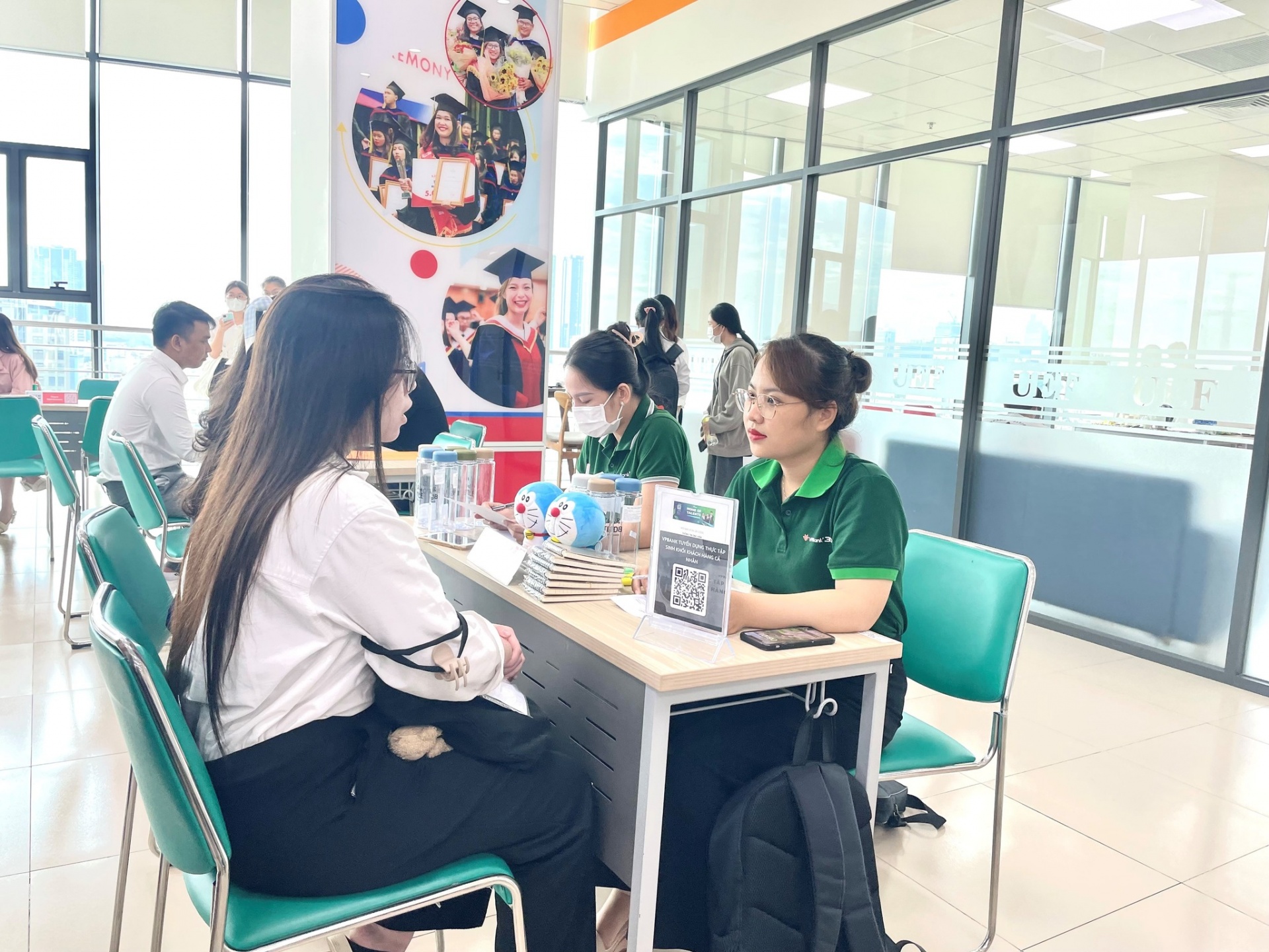 VPBank tuyển dụng chuyên viên bán hàng trực tiếp và bán hàng qua điện thoại