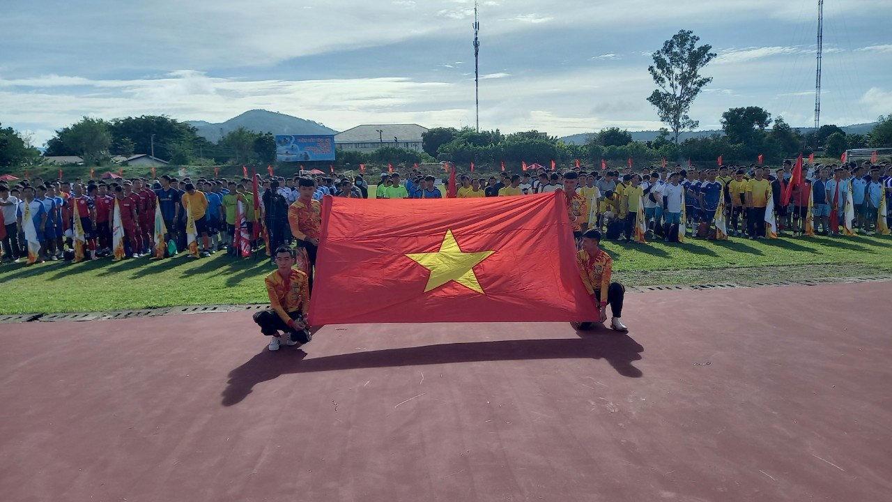 Công đoàn huyện Đức Trọng vận động gần 300 triệu đồng tổ chức Giải bóng đá nam 7 người