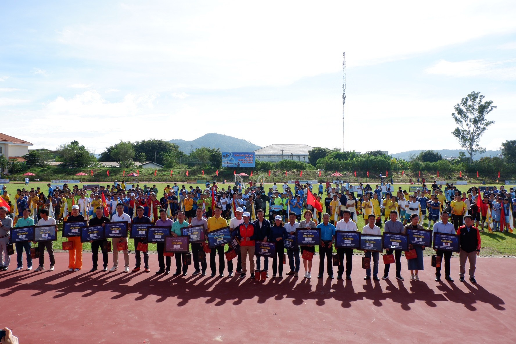 Công đoàn huyện Đức Trọng vận động gần 300 triệu đồng tổ chức Giải bóng đá nam 7 người