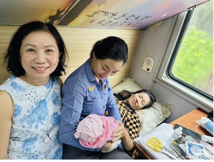 Chị nhân viên đường sắt hạnh phúc kể lại 40 phút đỡ đẻ thành công ngay trên tàu Chị nhân viên đường sắt hạnh phúc kể lại 40 phút đỡ đẻ thành công ngay trên tàu