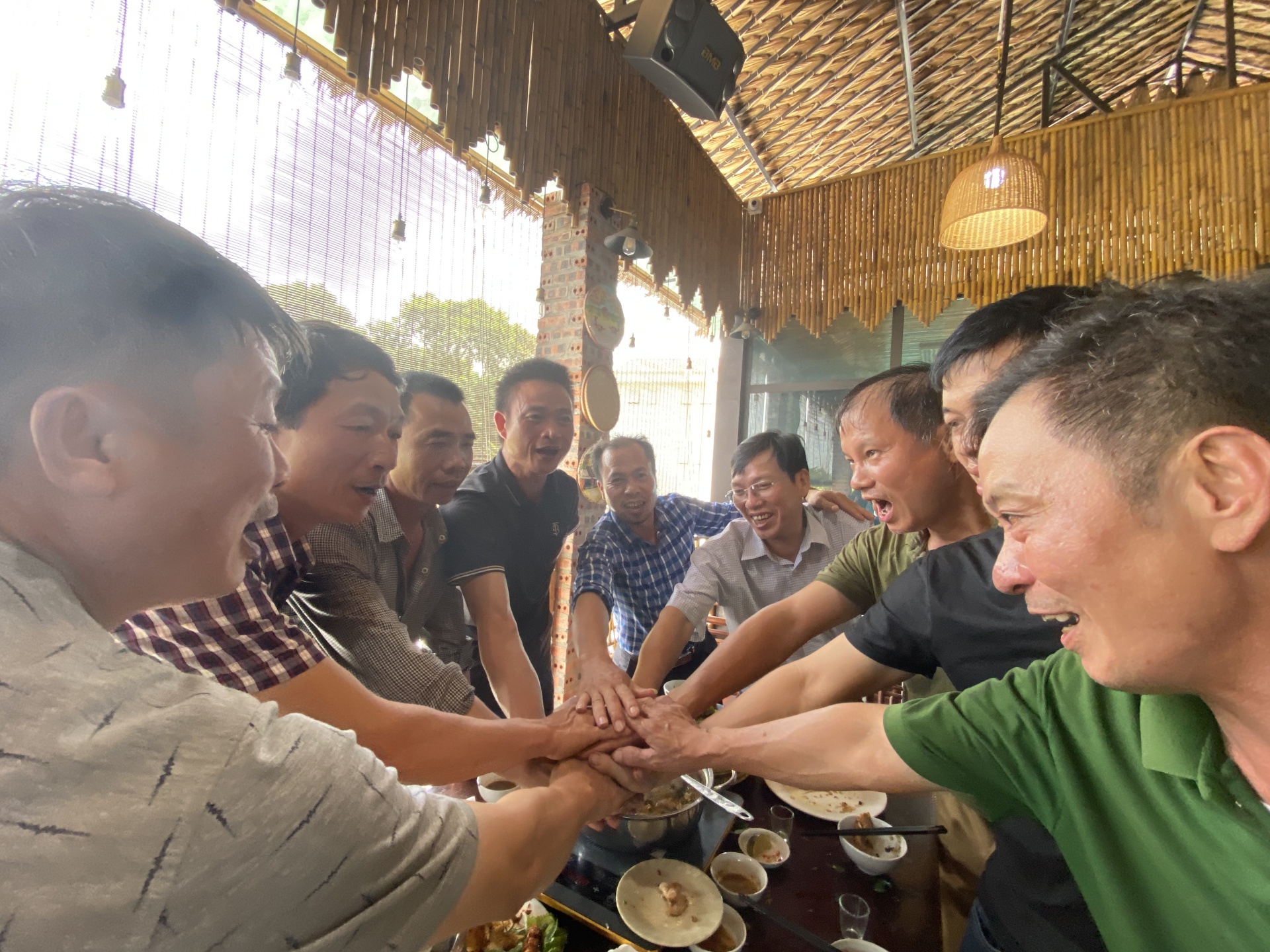 undefined Nụ cười tươi rói của công nhân vừa lấy sổ hưu