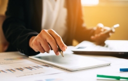 Doanh nghiệp bị cắt, giảm đơn hàng sẽ được lùi hạn đóng phí công đoàn?