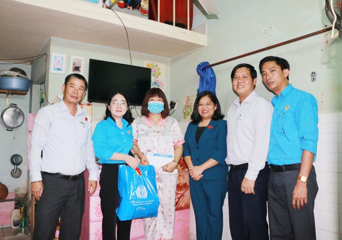 Ánh mắt lấp lánh của nữ công nhân bị ung thư