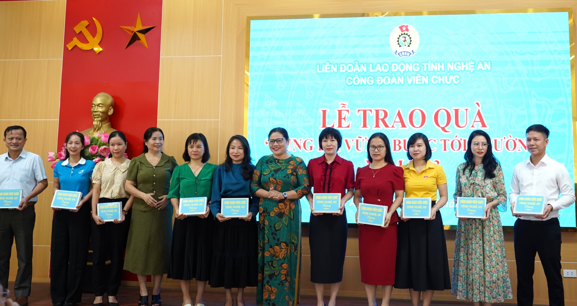 Công đoàn Viên chức tỉnh Nghệ An: Trao 131suất quà cho con đoàn viên Công đoàn Viên chức tỉnh Nghệ An: Trao 131suất quà cho con đoàn viên