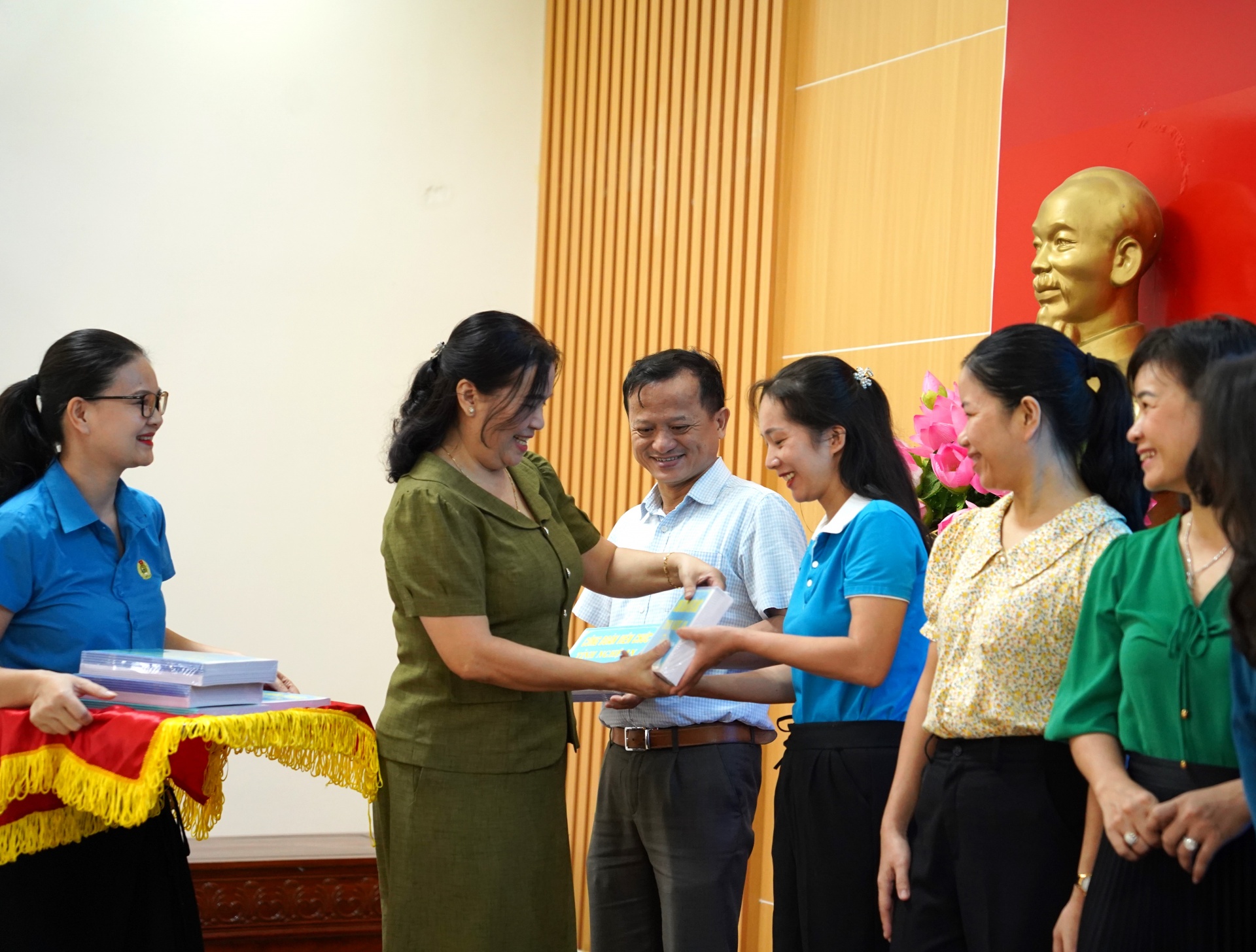 Công đoàn Viên chức tỉnh Nghệ An: Trao 131suất quà cho con đoàn viên Công đoàn Viên chức tỉnh Nghệ An: Trao 131suất quà cho con đoàn viên