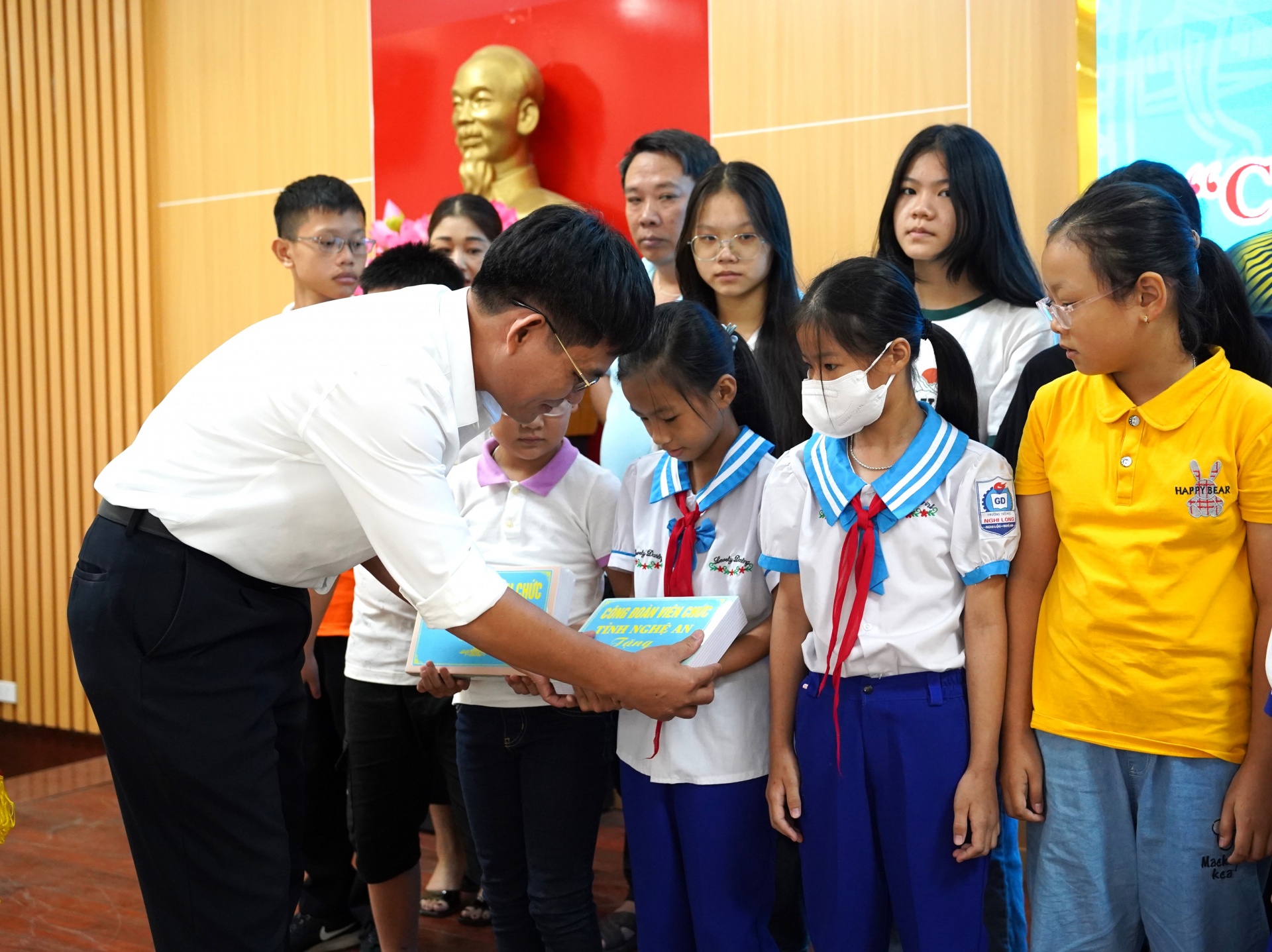 Công đoàn Viên chức tỉnh Nghệ An: Trao 131suất quà cho con đoàn viên Công đoàn Viên chức tỉnh Nghệ An: Trao 131suất quà cho con đoàn viên