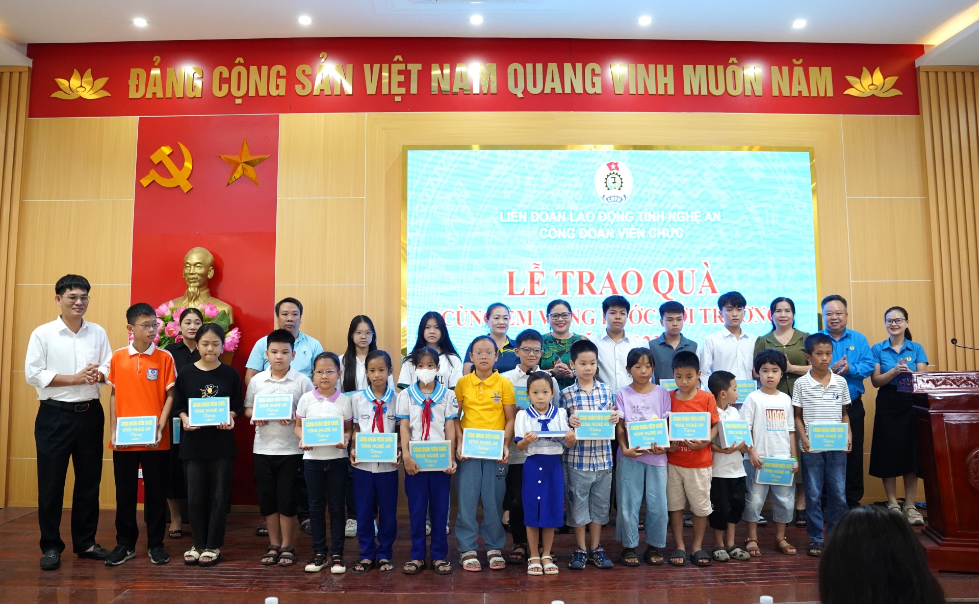 Công đoàn Viên chức tỉnh Nghệ An: Trao 131suất quà cho con đoàn viên Công đoàn Viên chức tỉnh Nghệ An: Trao 131suất quà cho con đoàn viên