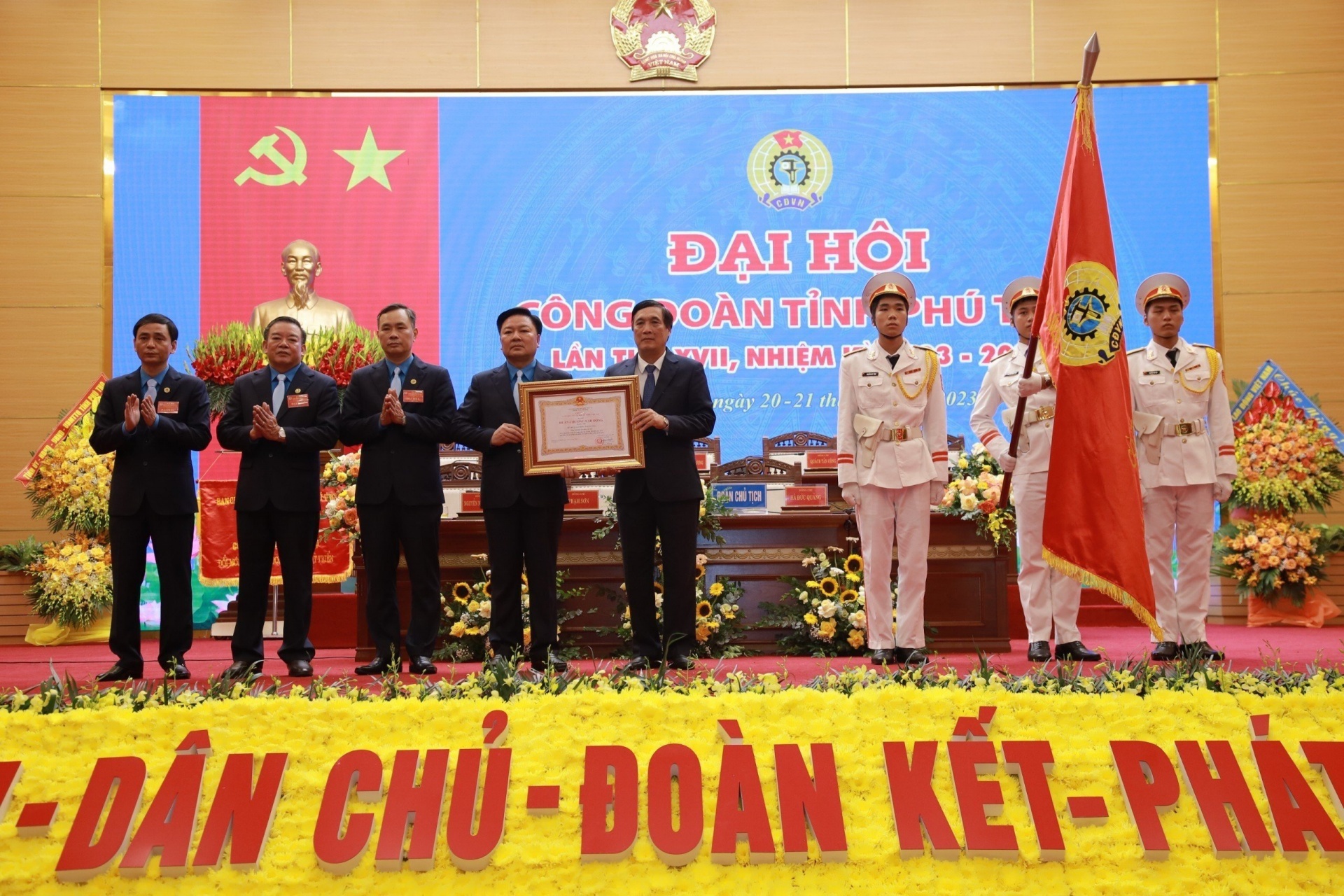 Đoàn kết, xây dựng giai cấp công nhân ngày càng lớn mạnh Đoàn kết, xây dựng giai cấp công nhân ngày càng lớn mạnh