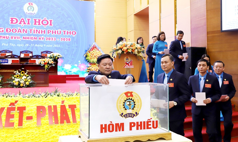 Đoàn kết, xây dựng giai cấp công nhân ngày càng lớn mạnh Đoàn kết, xây dựng giai cấp công nhân ngày càng lớn mạnh