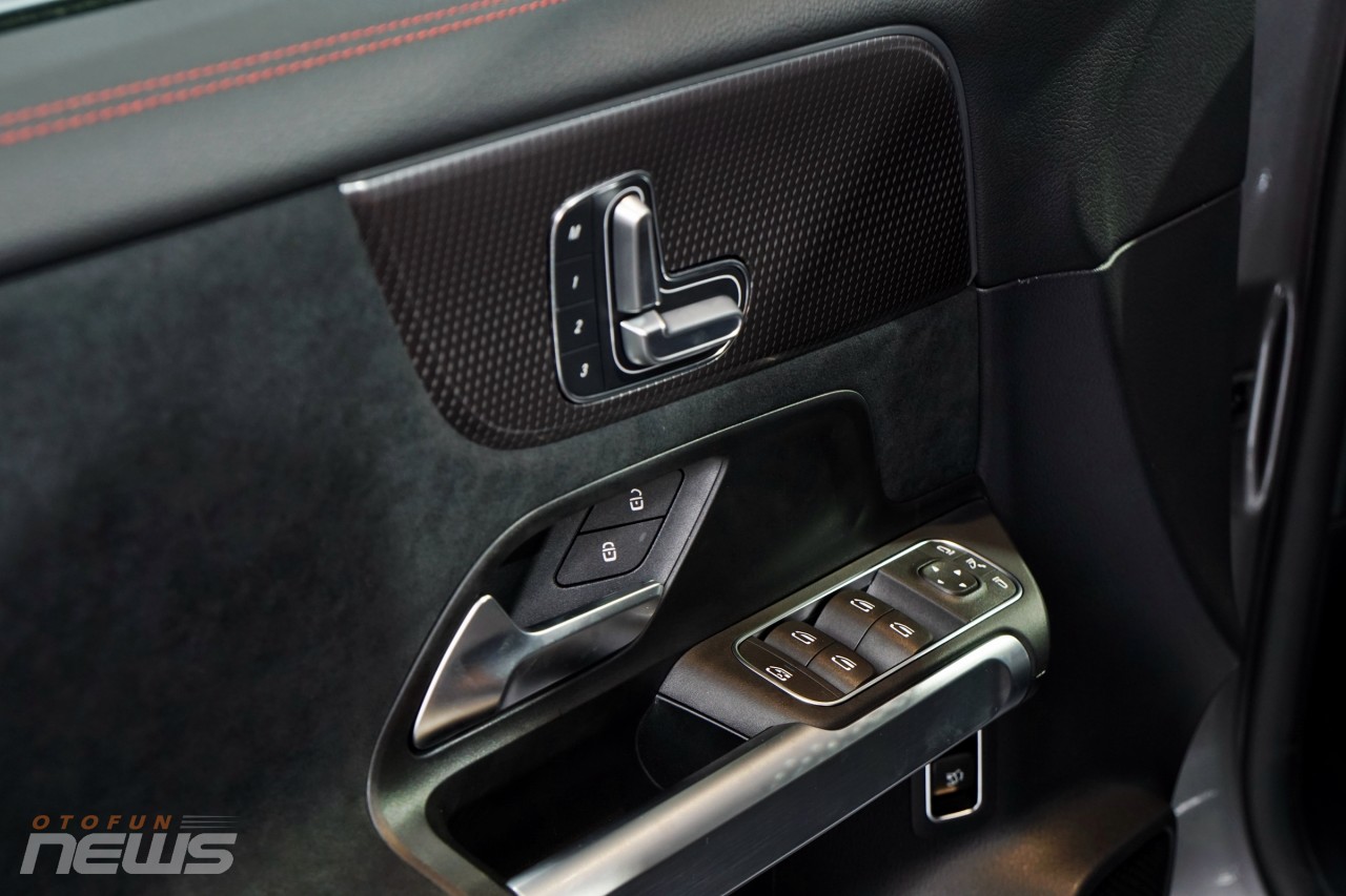 Cận cảnh SUV 7 chỗ thuần điện Mercedes EQB 250 tại Việt Nam