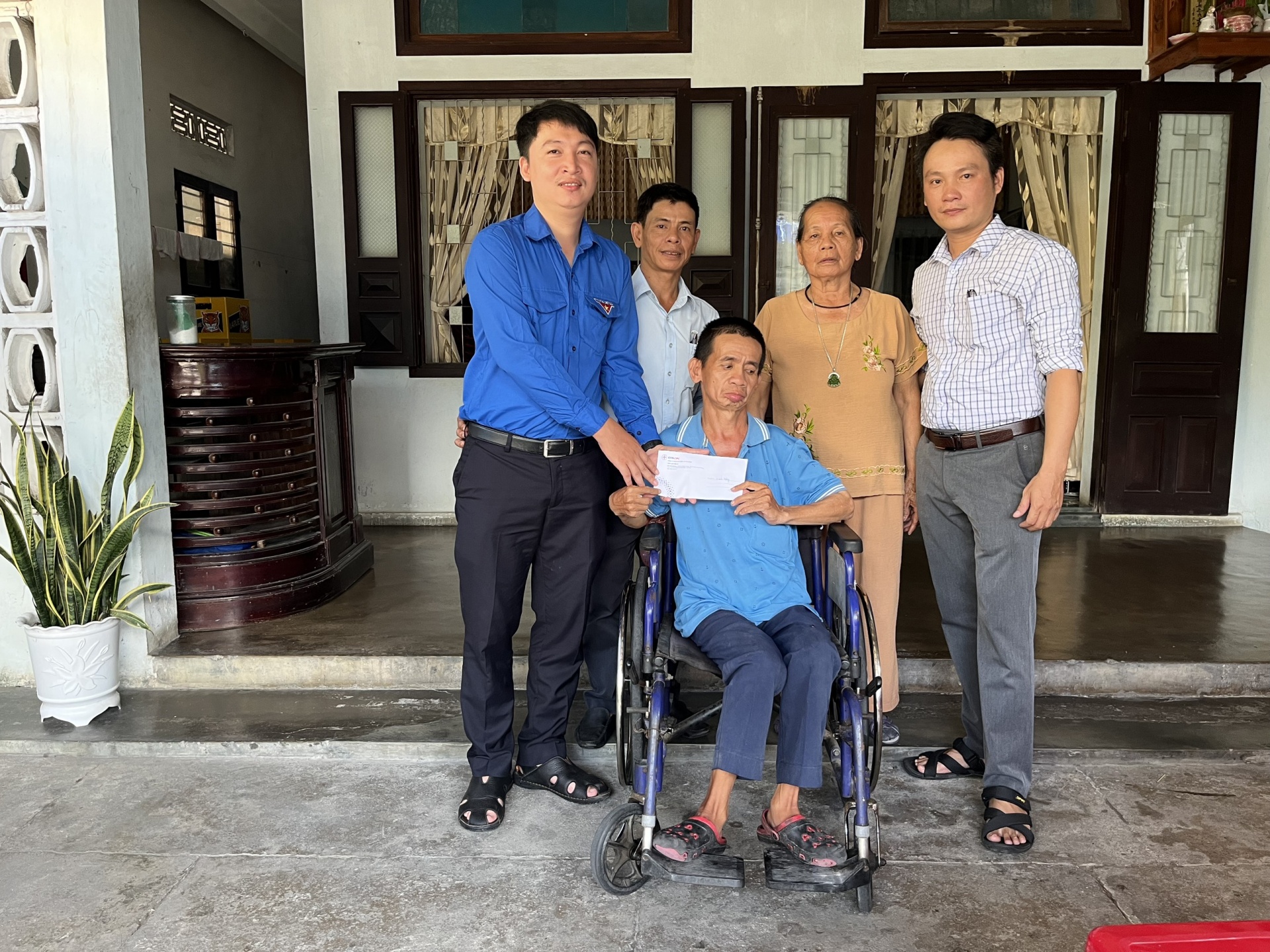 Điện lực thăm hỏi gia đình anh Lê Trọng. Ảnh: YÊN BÌNH. Điện lực thăm hỏi gia đình anh Lê Trọng. Ảnh: YÊN BÌNH.