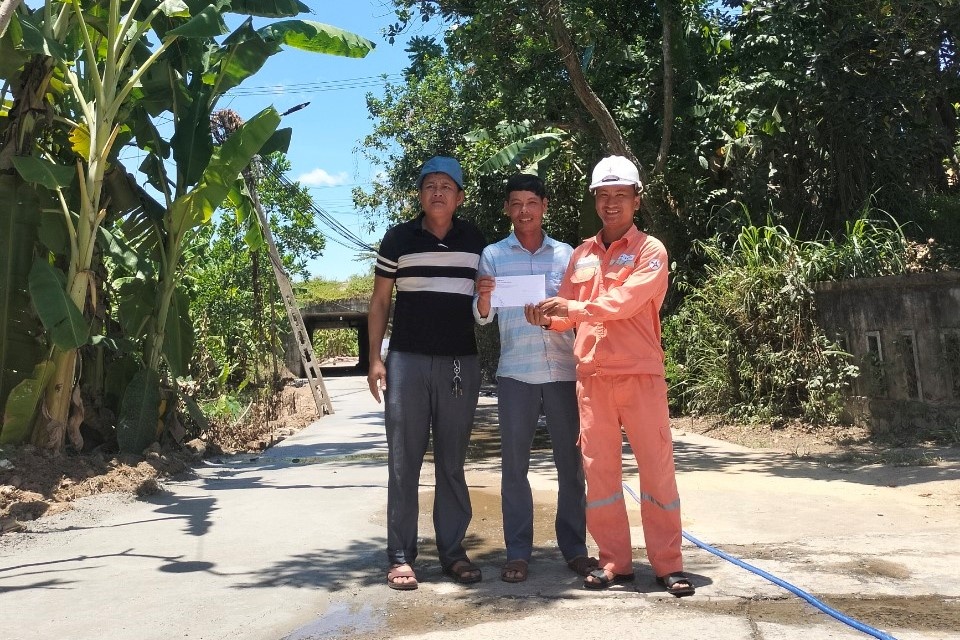 Thăm và tặng quà gia đình chị Hoàng Thị Kim Phượng. Ảnh: YÊN BÌNH. Thăm và tặng quà gia đình chị Hoàng Thị Kim Phượng. Ảnh: YÊN BÌNH.