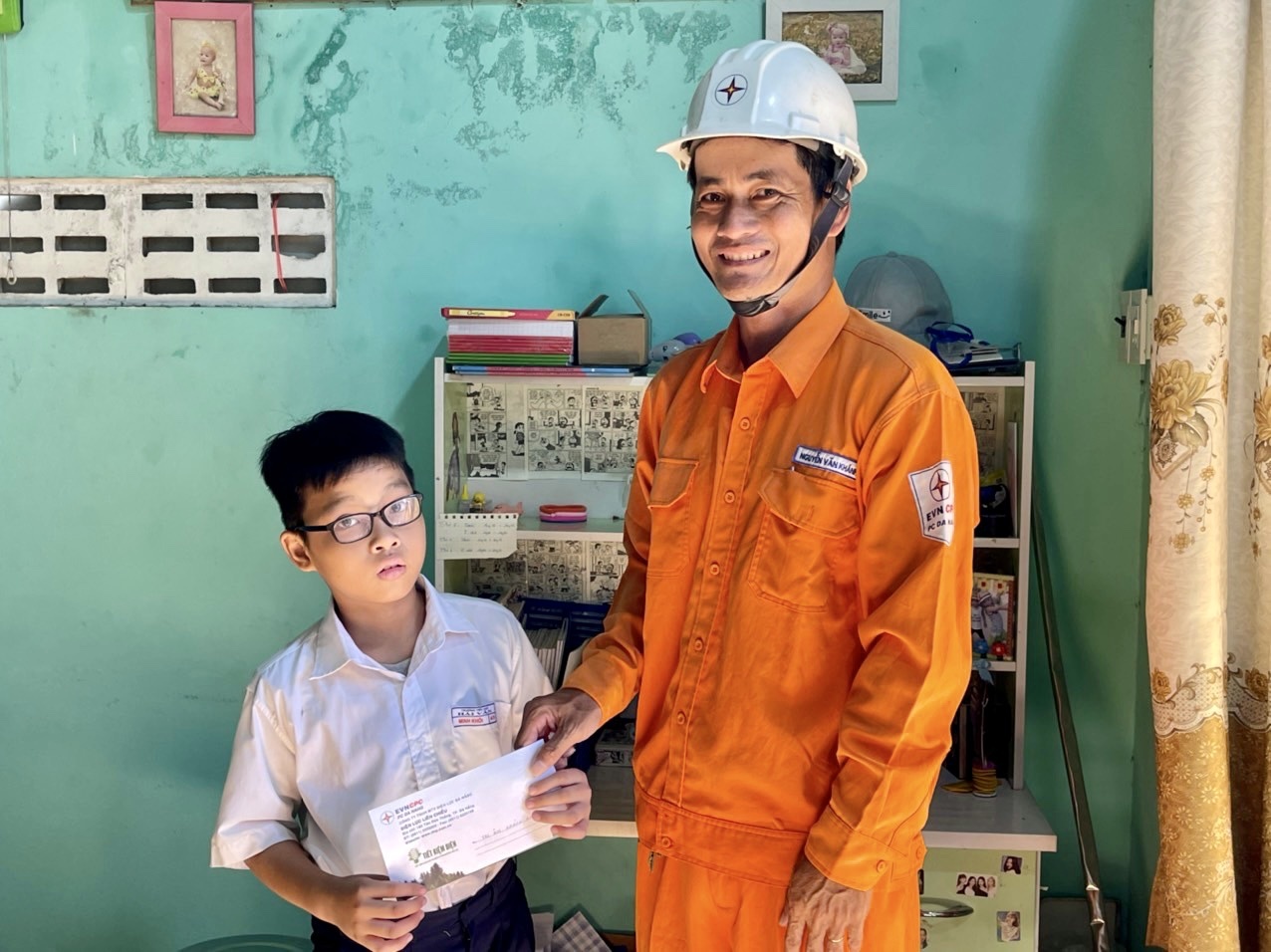 Thăm và tặng quà cho cháu Kỳ Thư. Ảnh: YÊN BÌNH. Thăm và tặng quà cho cháu Kỳ Thư. Ảnh: YÊN BÌNH.