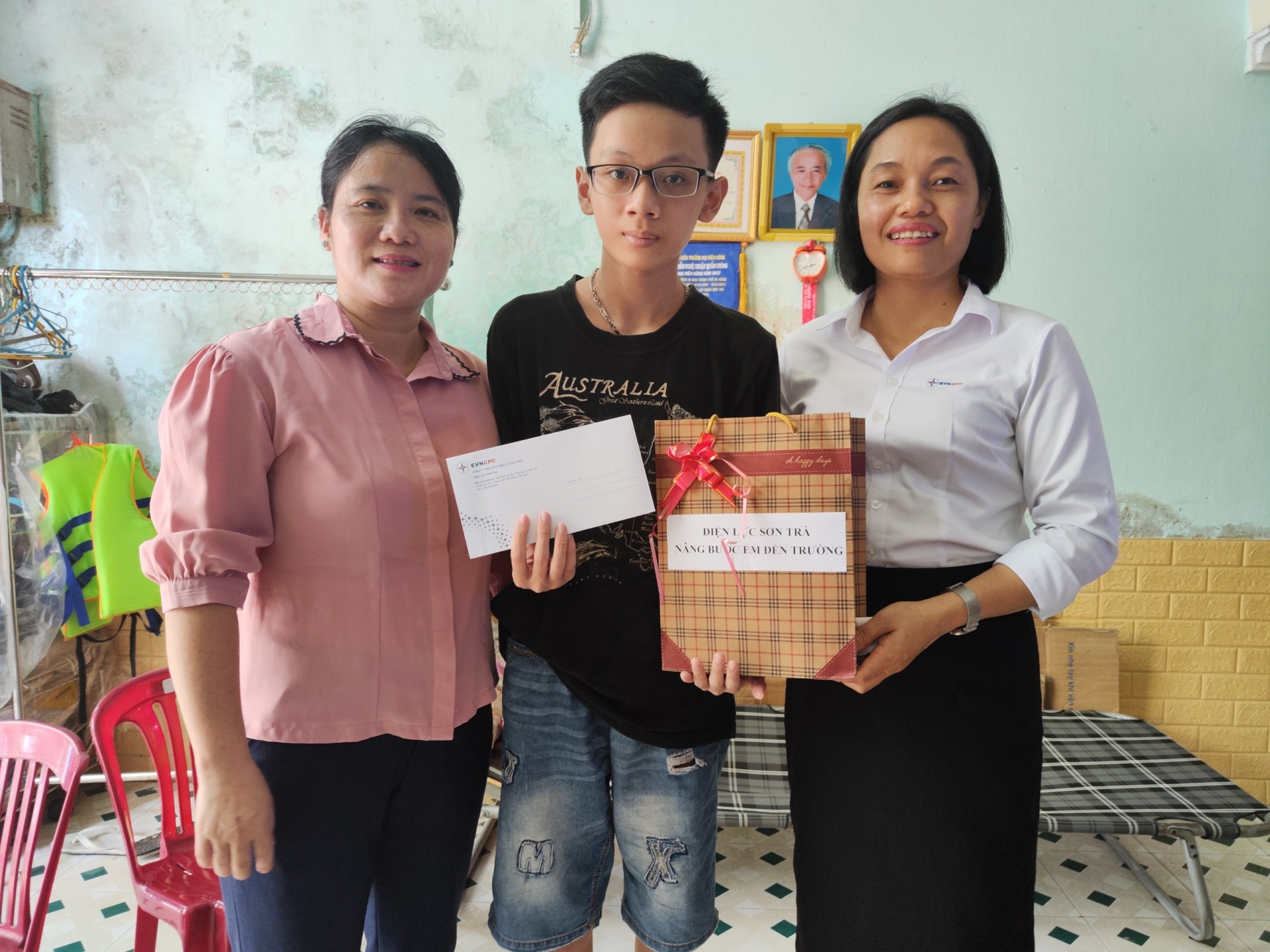 Thăm và tặng quà gia đình chị Hoàng Thị Kim Phượng. Ảnh: YÊN BÌNH Thăm và tặng quà gia đình chị Hoàng Thị Kim Phượng. Ảnh: YÊN BÌNH