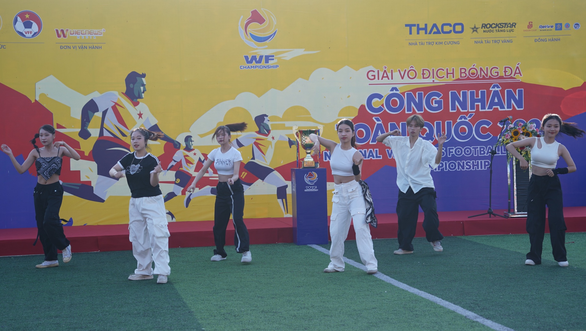 Sôi động Lễ khai mạc vòng loại khu vực 3 Giải vô địch bóng đá công nhân toàn quốc