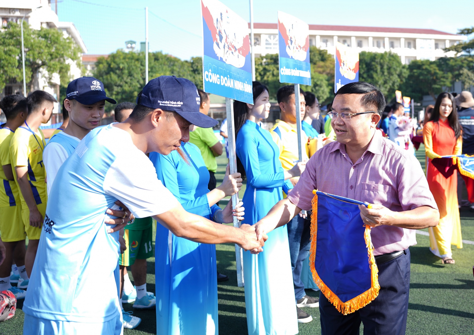 Sôi động Lễ khai mạc vòng loại khu vực 3 Giải vô địch bóng đá công nhân toàn quốc