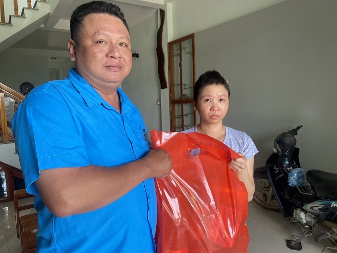 Đồng chí Nguyễn Kỳ Vĩnh – Chủ tịch Công đoàn các Khu Kinh tế và Khu Công nghiệp Quảng Nam cũng đã kêu gọi sự hỗ trợ số tiền 20 triệu đồng để chị Nga có thêm chi phí chữa bệnh, nuôi con. Ảnh: Đ.N con trai