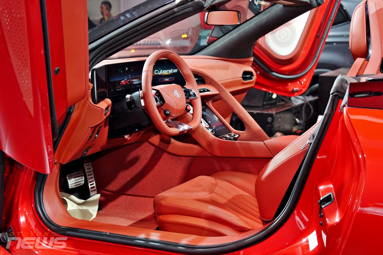 MG Cyberster xe thể thao điện với cửa cánh chim có mặt tại Việt Nam Nội thất có cùng tone màu với ngoại hất.