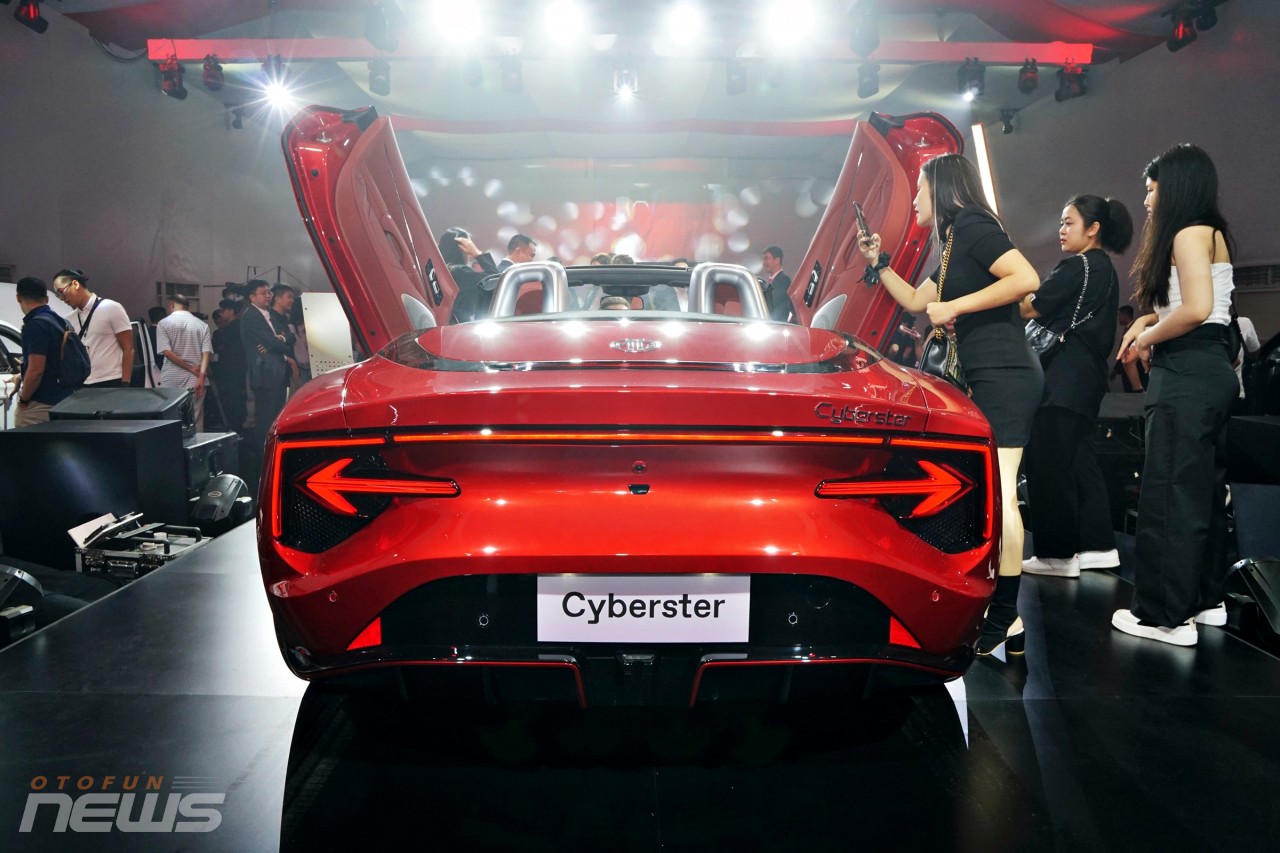 MG Cyberster xe thể thao điện với cửa cánh chim có mặt tại Việt Nam Phía sau xe nổi bật với đèn báo rẽ hình mũi tên.